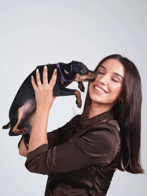 Retrato de una mujer abrazando a su perro